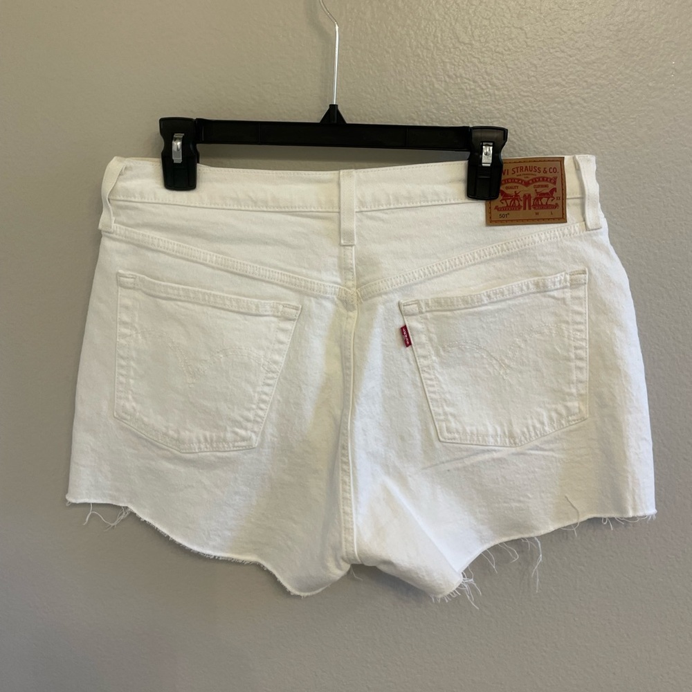 White denim Levi’s shorts